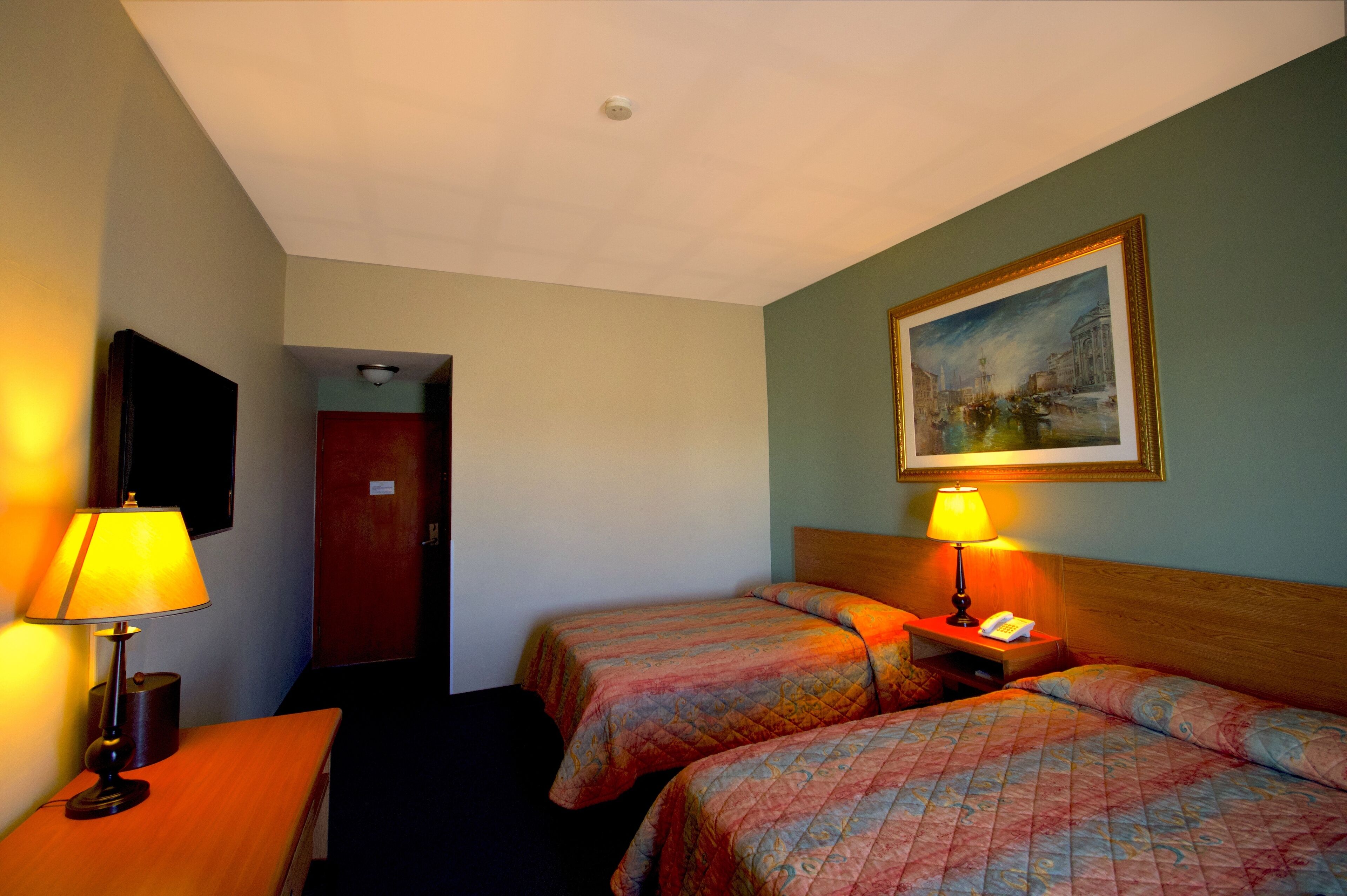 desk, free wifi, wheelchair access