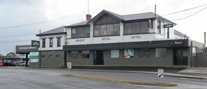 Un edificio de dos pisos con letreros para motel y hotel.