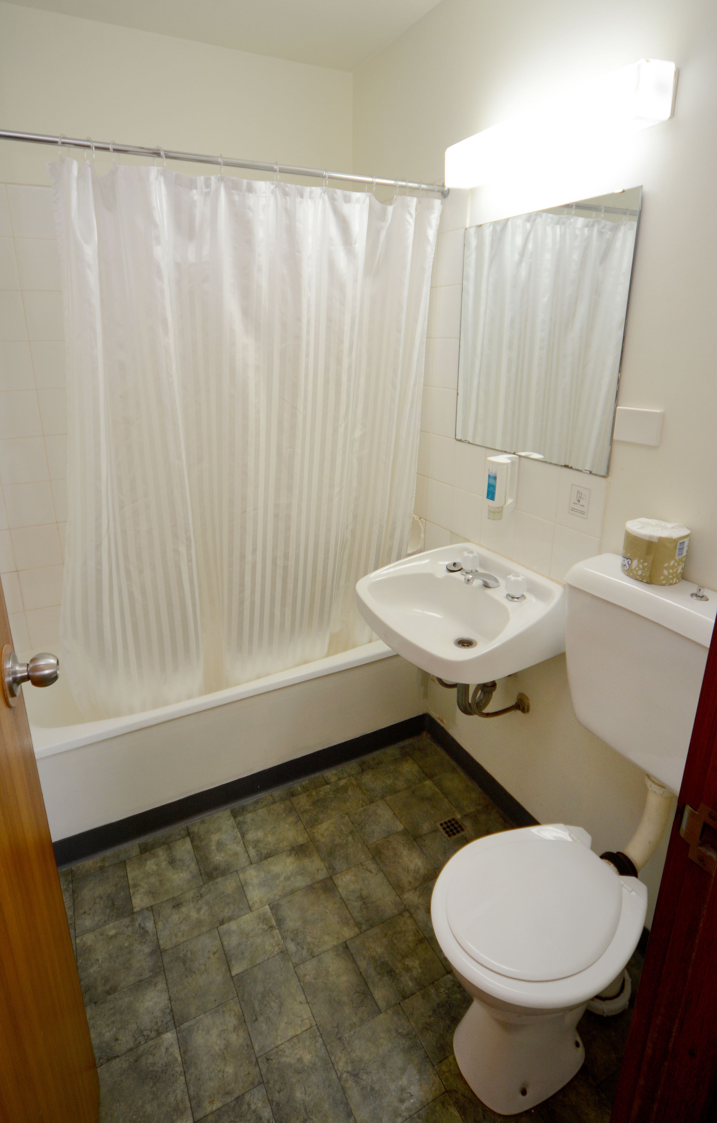 Une salle de bain avec une baignoire, un lavabo et des toilettes.