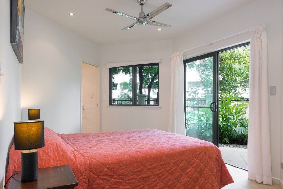Yorkeys Knob Beachfront Apartment