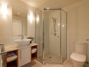 Yorkeys Knob Beachfront Apartment | Bathroom