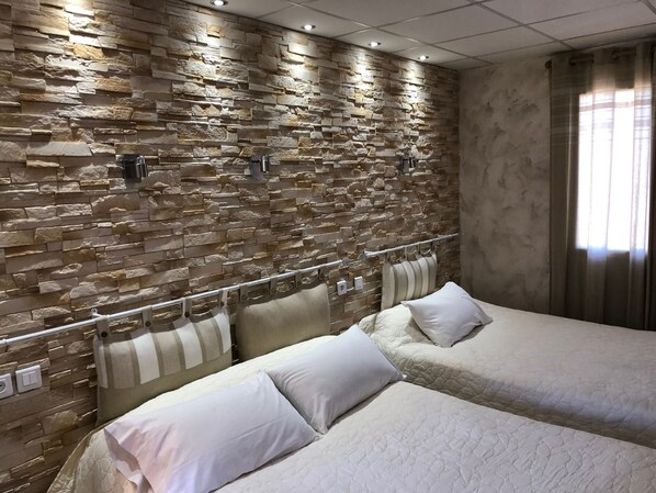 ห้องคอมฟอร์ทสำหรับสี่ท่าน | เครื่องนอนระดับพรีเมียม, ห้องพักตกแต่งอย่างมีเอกลักษณ์, Wi-Fi ฟรี