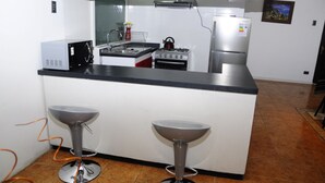 Coffee/tea maker, full-sized fridge, microwave - ValpoGO Apartments (Valparaiso)