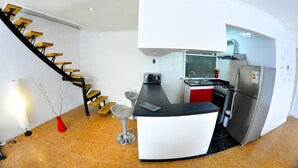 Coffee/tea maker, full-sized fridge, microwave - ValpoGO Apartments (Valparaiso)