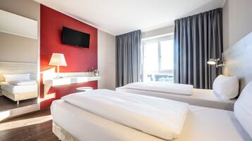 Standard-Zweibettzimmer | Pillowtop-Betten, Schreibtisch, kostenloses WLAN, Bettwäsche