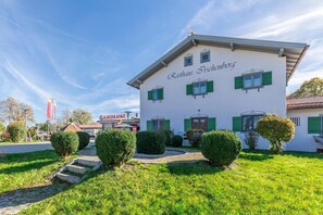 A white building with green shutters and a sign reading "Rasthaus Ischenberg". - Coffee Fellows Hotel Irschenberg Süd (Irschenberg)