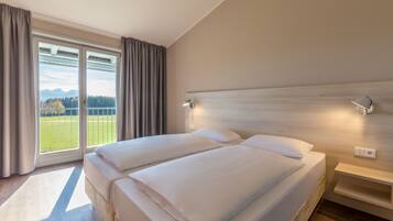 Pillowtop beds, desk, free WiFi, bed sheets