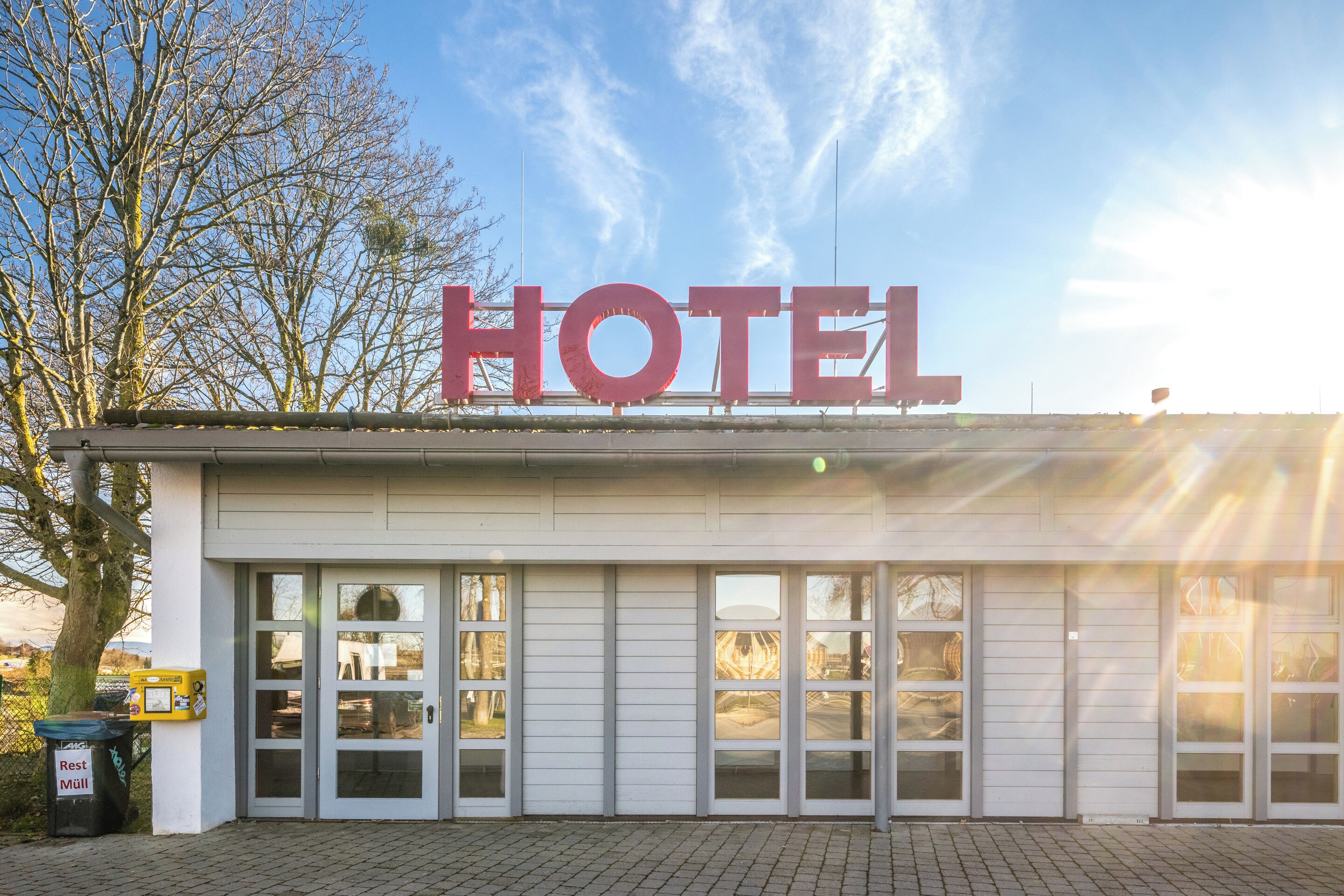 Un edificio con un cartel que dice "HOTEL" sobre la entrada.