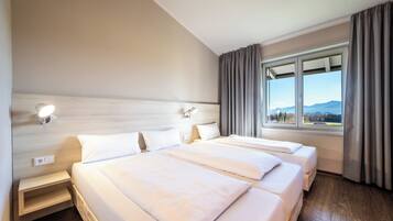 Driepersoonskamer | Pillowtop-bedden, een bureau, gratis wifi, beddengoed