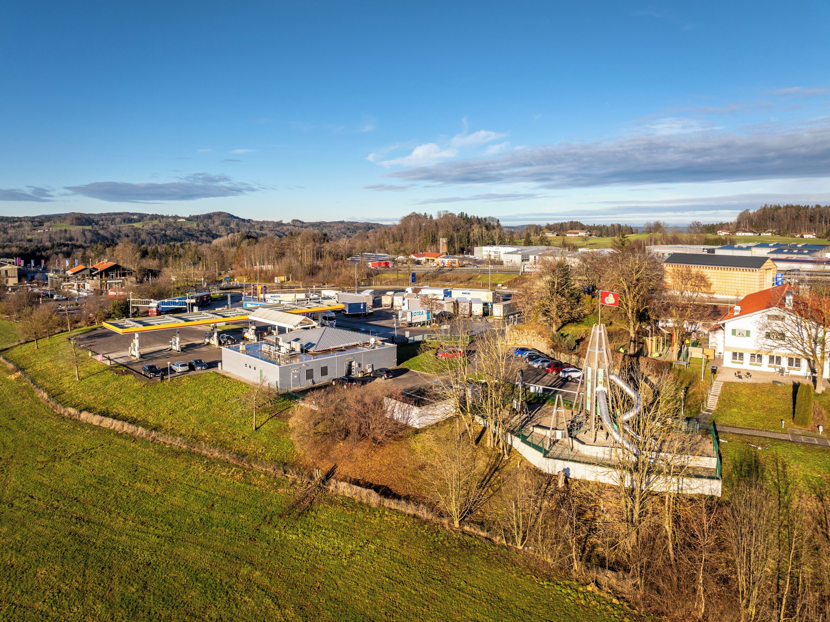 Zona industrial con varios edificios, incluyendo una estación de servicio y almacenes.