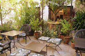 Terrace/patio - La Maison des Augustins B&B, Spa et Fitness (Avignon)