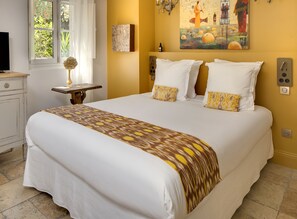 Premium bedding, pillow-top beds, in-room safe, blackout curtains - La Maison des Augustins B&B, Spa et Fitness (Avignon)