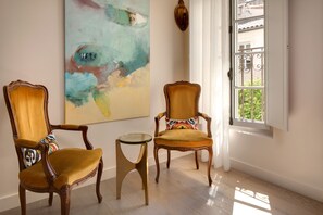 Premium bedding, pillow-top beds, in-room safe, blackout curtains - La Maison des Augustins B&B, Spa et Fitness (Avignon)