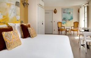 Cardinal | Premium bedding, pillowtop beds, in-room safe, blackout drapes - La Maison des Augustins B&B, Spa et Fitness (Avignon)