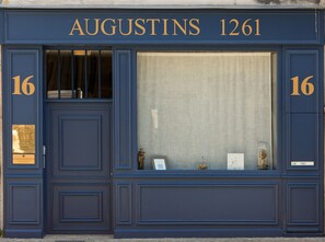 Exterior - La Maison des Augustins B&B, Spa et Fitness (Avignon)