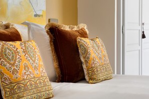 Cardinal | Premium bedding, pillowtop beds, in-room safe, blackout drapes - La Maison des Augustins B&B, Spa et Fitness (Avignon)