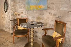 Premium bedding, pillow-top beds, in-room safe, blackout curtains - La Maison des Augustins B&B, Spa et Fitness (Avignon)