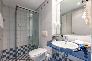 Doccia, asciugamani, sapone, carta igienica