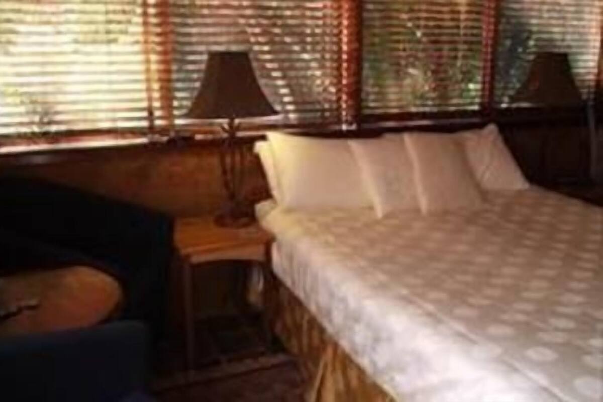 Chambre standard, 1 grand lit queen-size, Non-fumeurs.