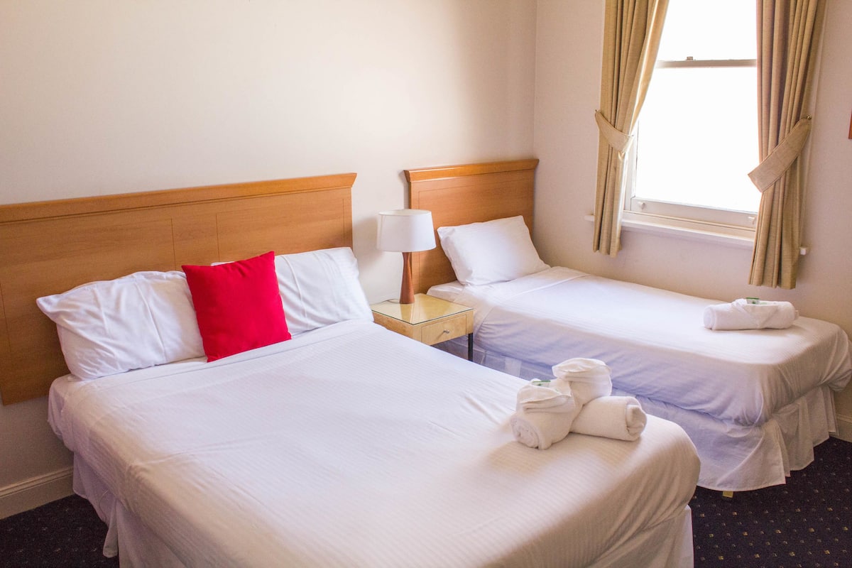 Comfort-Doppel- oder -Zweibettzimmer, Mehrere Betten, mit Bad