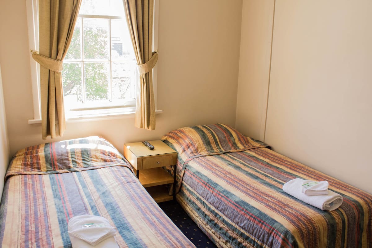 Traditional-Zweibettzimmer, 2 Einzelbetten, Gemeinschaftsbad | Individuell dekoriert, individuell eingerichtet, Verdunkelungsvorhänge