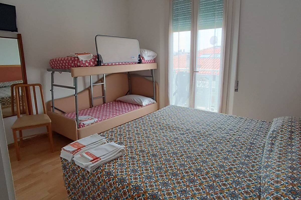 Kamar Quadruple Standar | Brankas, meja kerja, tempat tidur bayi gratis, dan Wi-Fi gratis