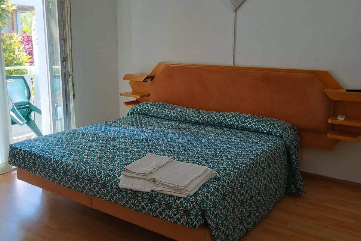 Kamar Double Standar | Brankas, meja kerja, tempat tidur bayi gratis, dan Wi-Fi gratis