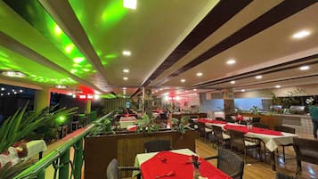2 restaurantes, cocina regional