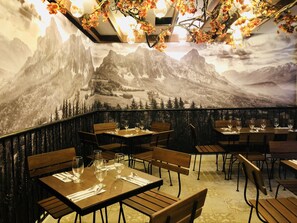 2 間餐廳；供應早餐、午餐、晚餐和早午餐