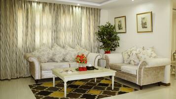 Caja de seguridad en la habitación, escritorio y cortinas blackout