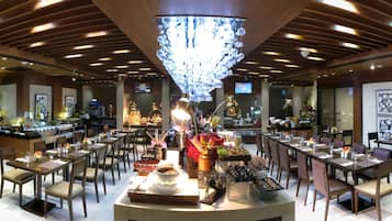 2 restaurants, breakfast, lunch, dinner served; international cuisine