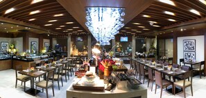 2 restaurants, spécialités Cuisine internationale