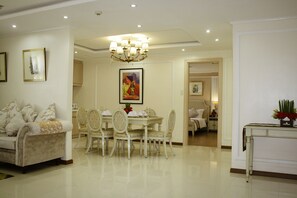 In-room safe, desk, blackout curtains, soundproofing - Golden Prince Hotel and Suites (Cebu City)