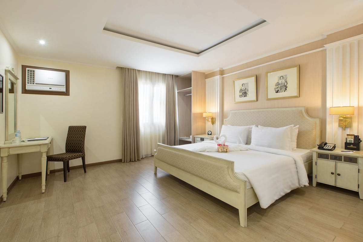 Golden Prince Suite (Tower 2) | Una cassaforte in camera, una scrivania, tende oscuranti