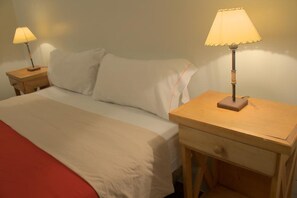 Standard Double Room, 1 Queen Bed, shared bathroom | Bathroom | Shower, free toiletries, hair dryer, bidet - Hostel Suites Obelisco (Buenos Aires)