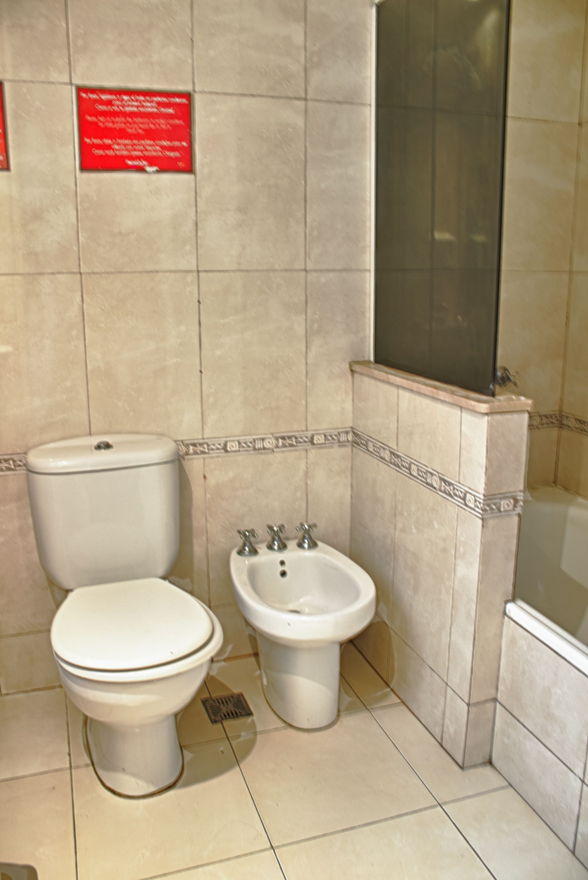 Ducha, artículos de tocador gratuitos, secador de pelo, bidet