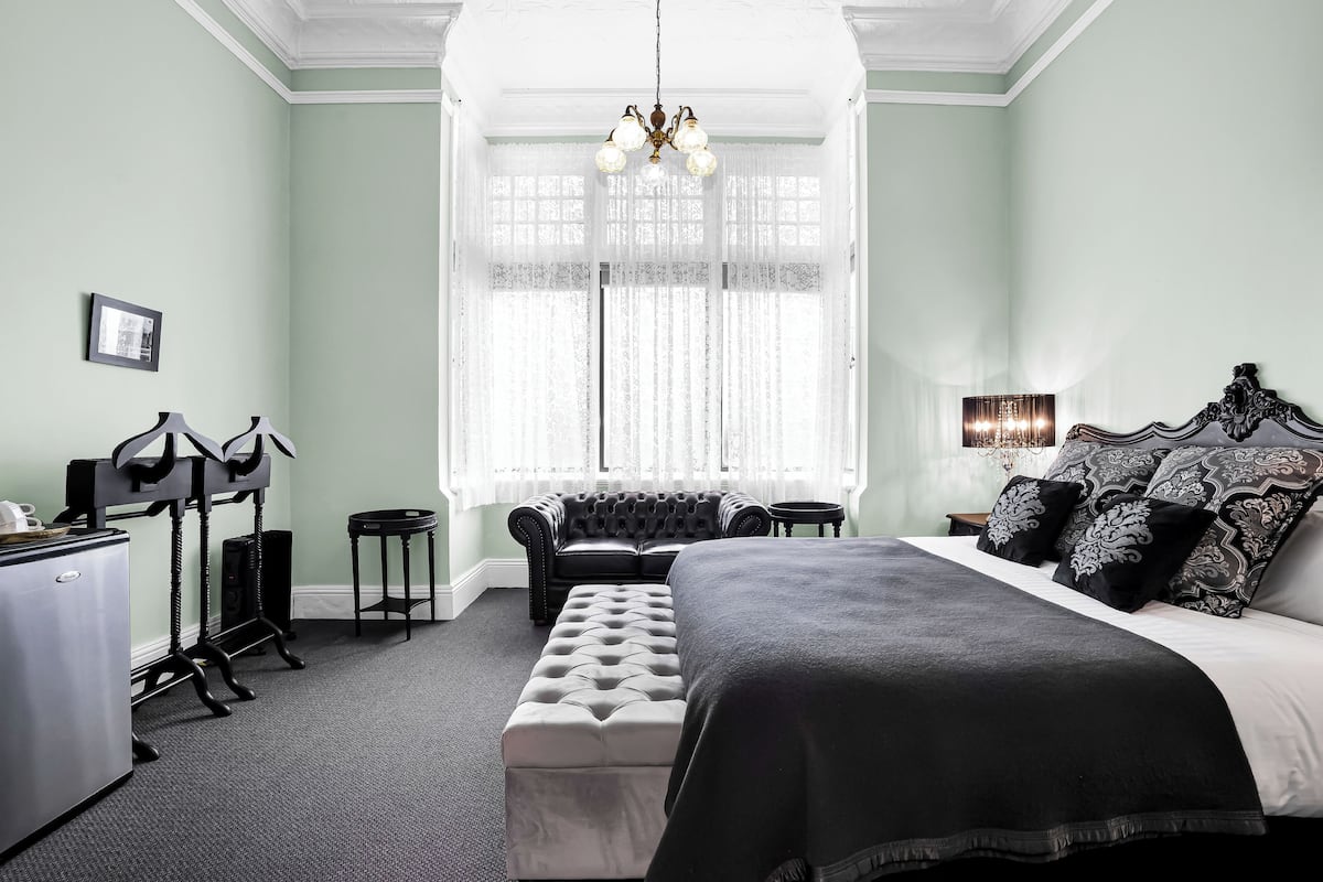 Chambre standard, 1 grand lit queen-size, Non-fumeurs. | Fer et planche Ă repasser, Wi-Fi gratuit, draps fournis
