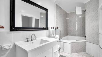 Spa Room with Waterfall View | Bathroom