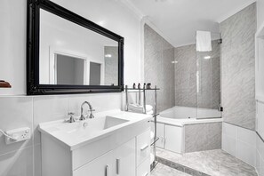 Spa Room with Waterfall View | Bathroom