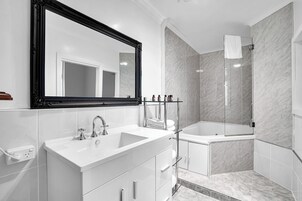 Standard, Uma cama Queen, Não-fumante | Banheiro | Toalhas de banho, sabonete, shampoo