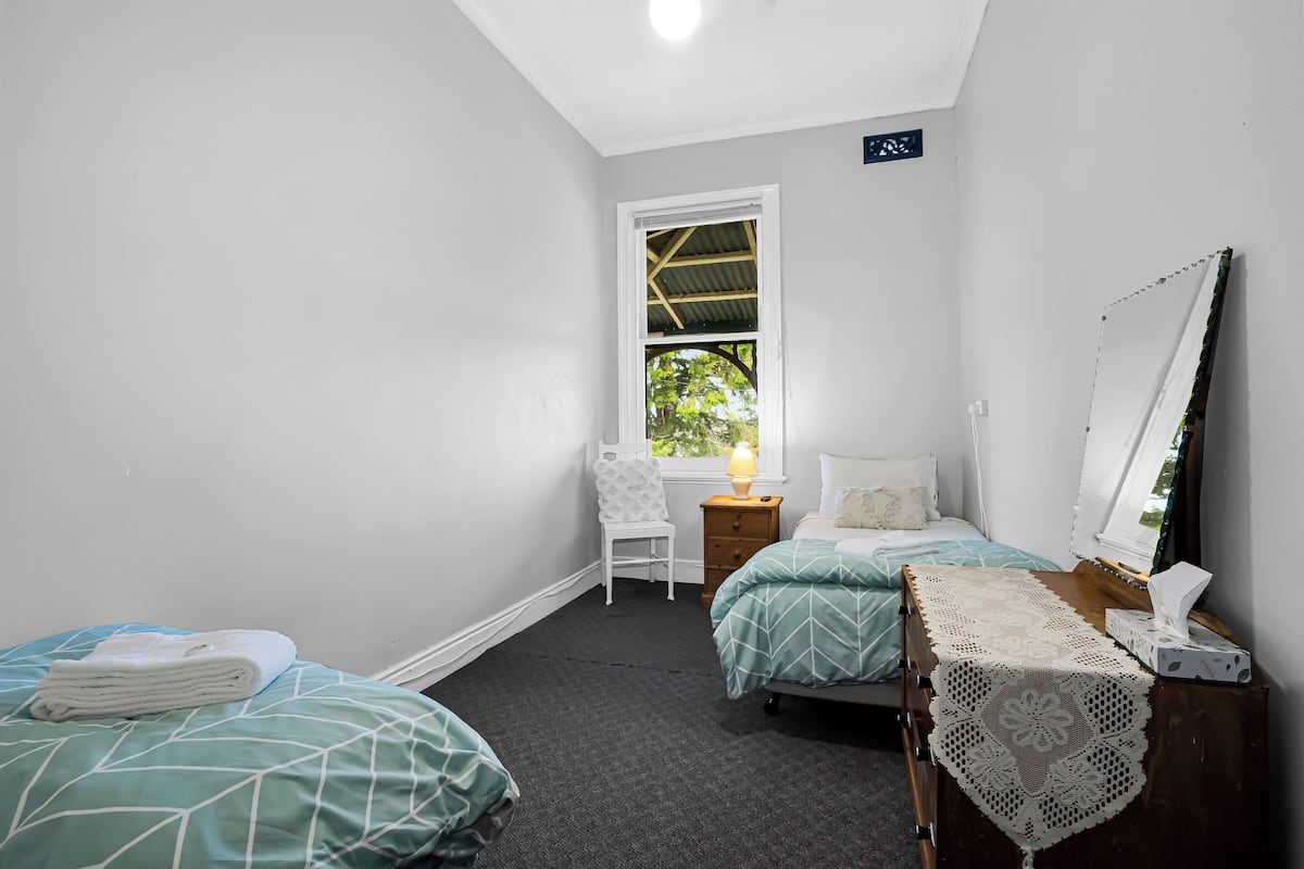 Chambre standard, 2 lits jumeaux, Non-fumeurs. | Fer et planche Ă repasser, Wi-Fi gratuit, draps fournis