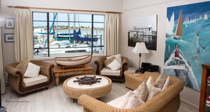 Boathouse Retreat | Lobby lounge
