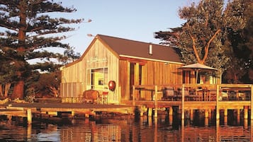 Boathouse Retreat | Terrace/patio