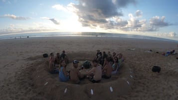 In Strandnähe, weißer Sandstrand, Volleyball