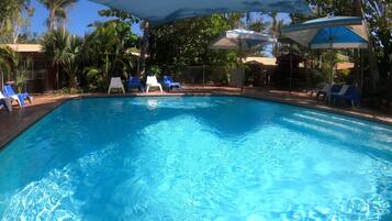 Piscine extérieure, chaises longues