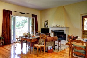 TV, fireplace, DVD player, iPod dock