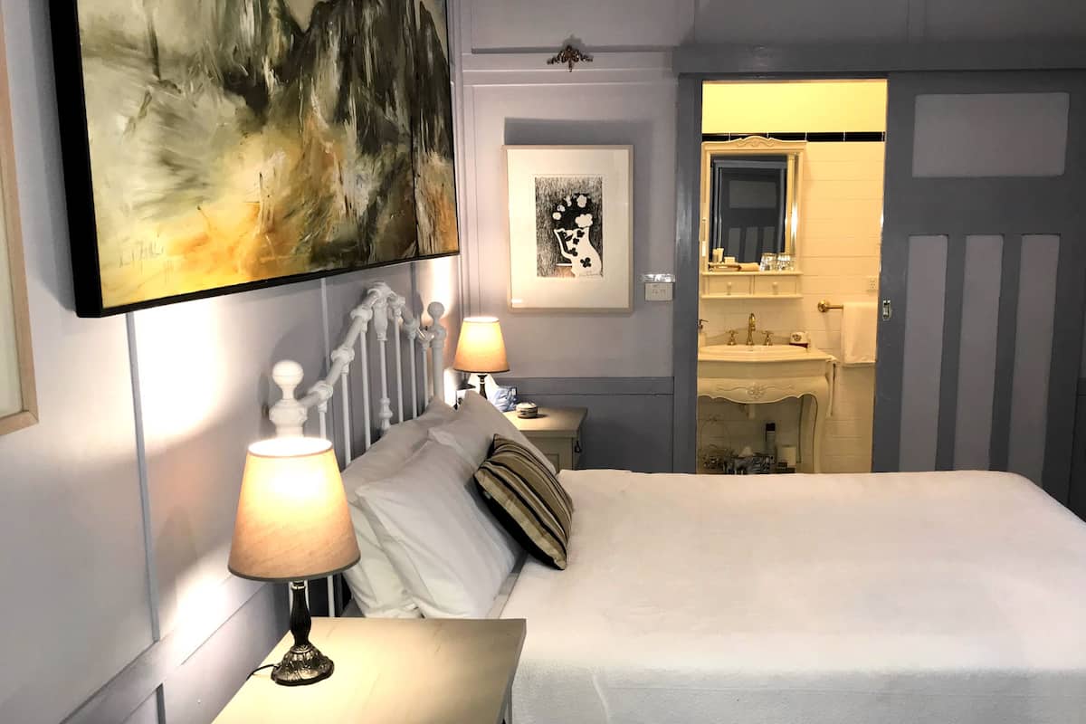 スタンダード ルーム 禁煙 (5 - Small Queen Room) | アイロン / アイロン台、WiFi (無料)、ベッドシーツ