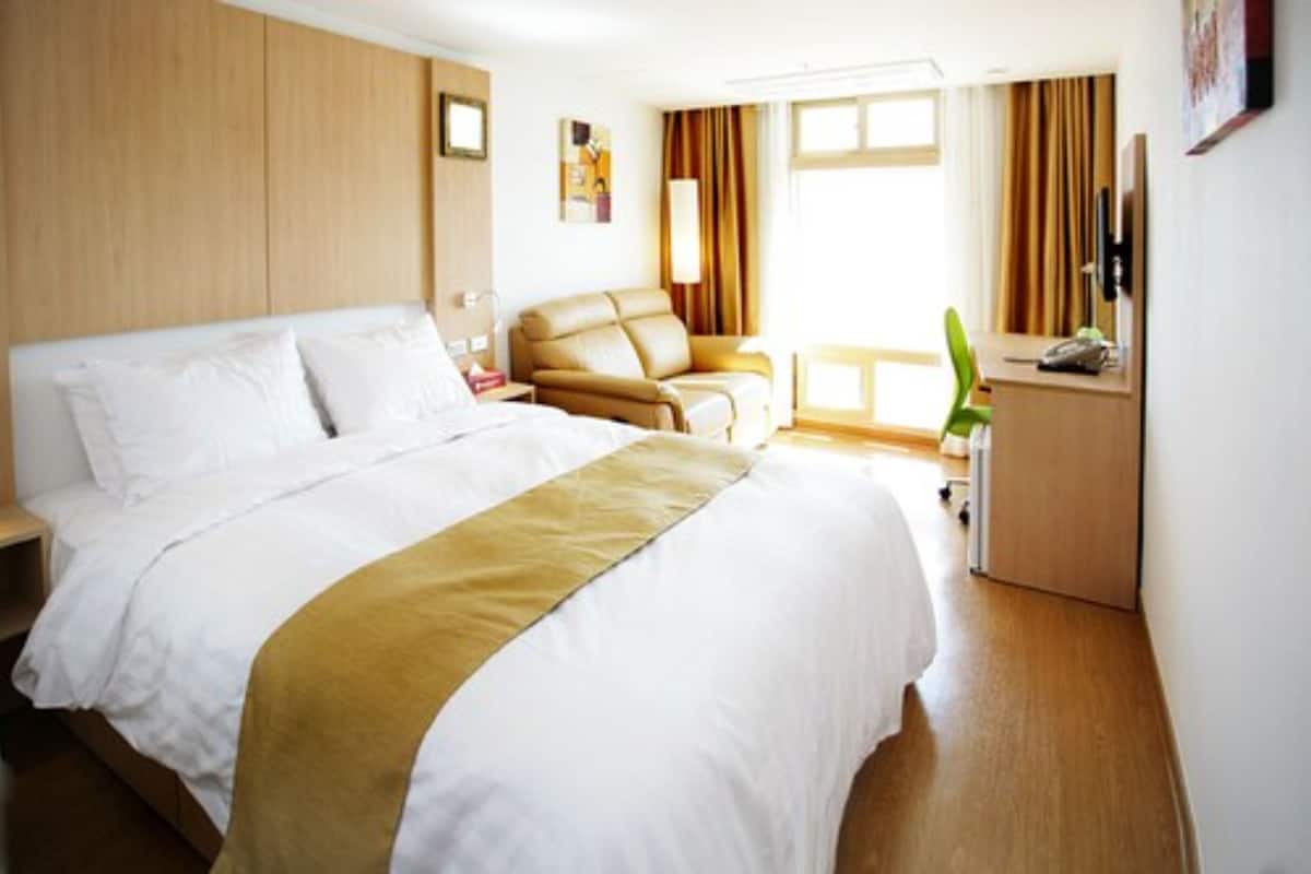 Premium bedding, in-room safe, individually decorated
