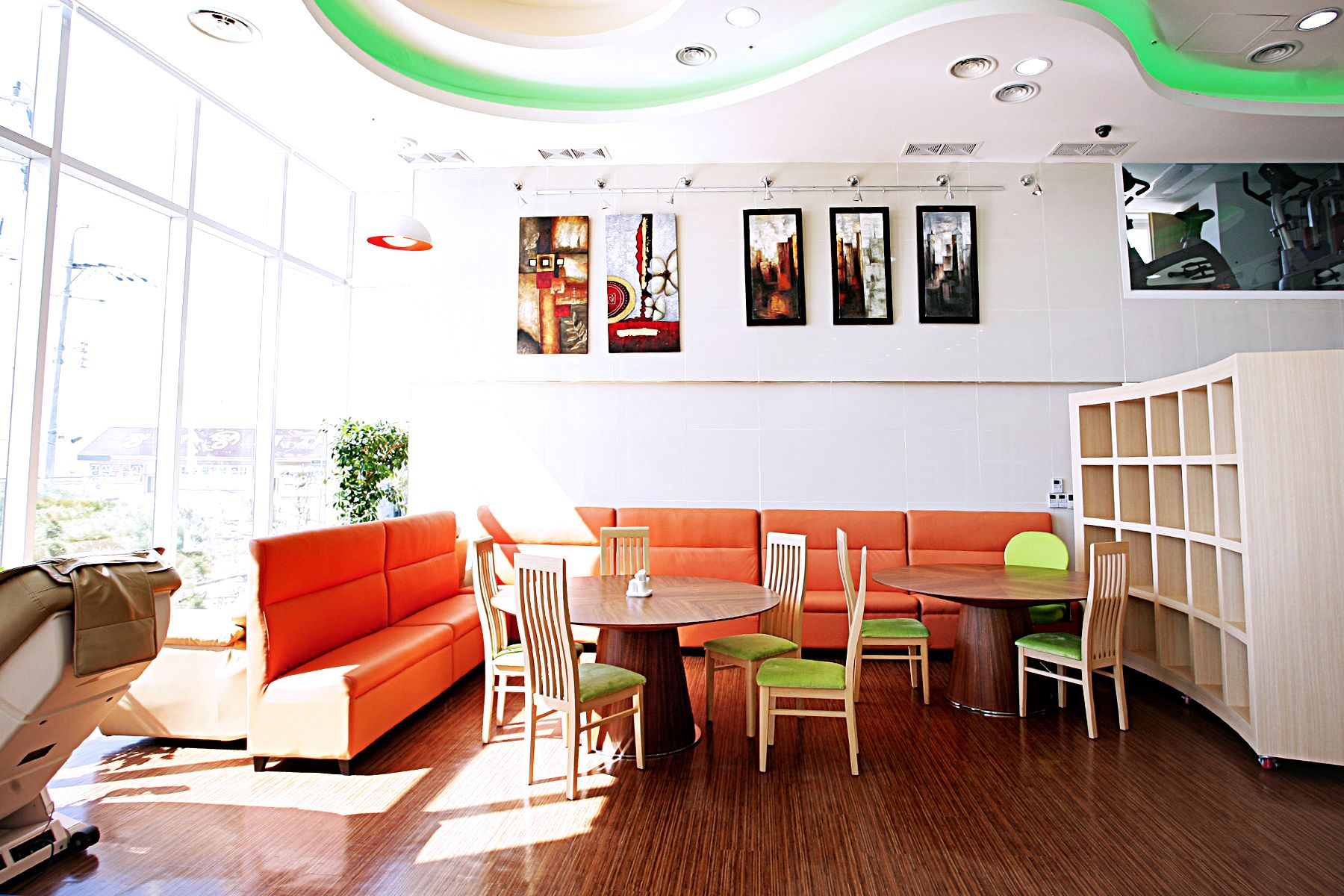 Lobby lounge