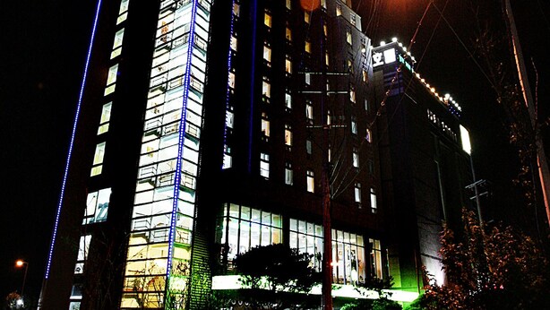 Front of property – evening/night - Apple Tree Hotel Gunsan (Gunsan)